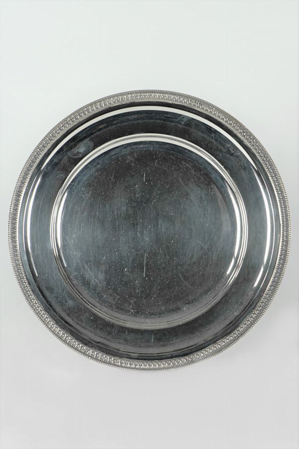 Round plate in silver