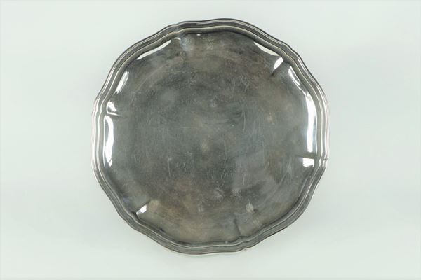 Round plate in silver