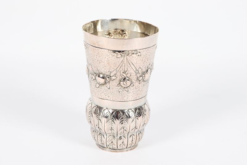 Antico bicchiere in metallo argentato