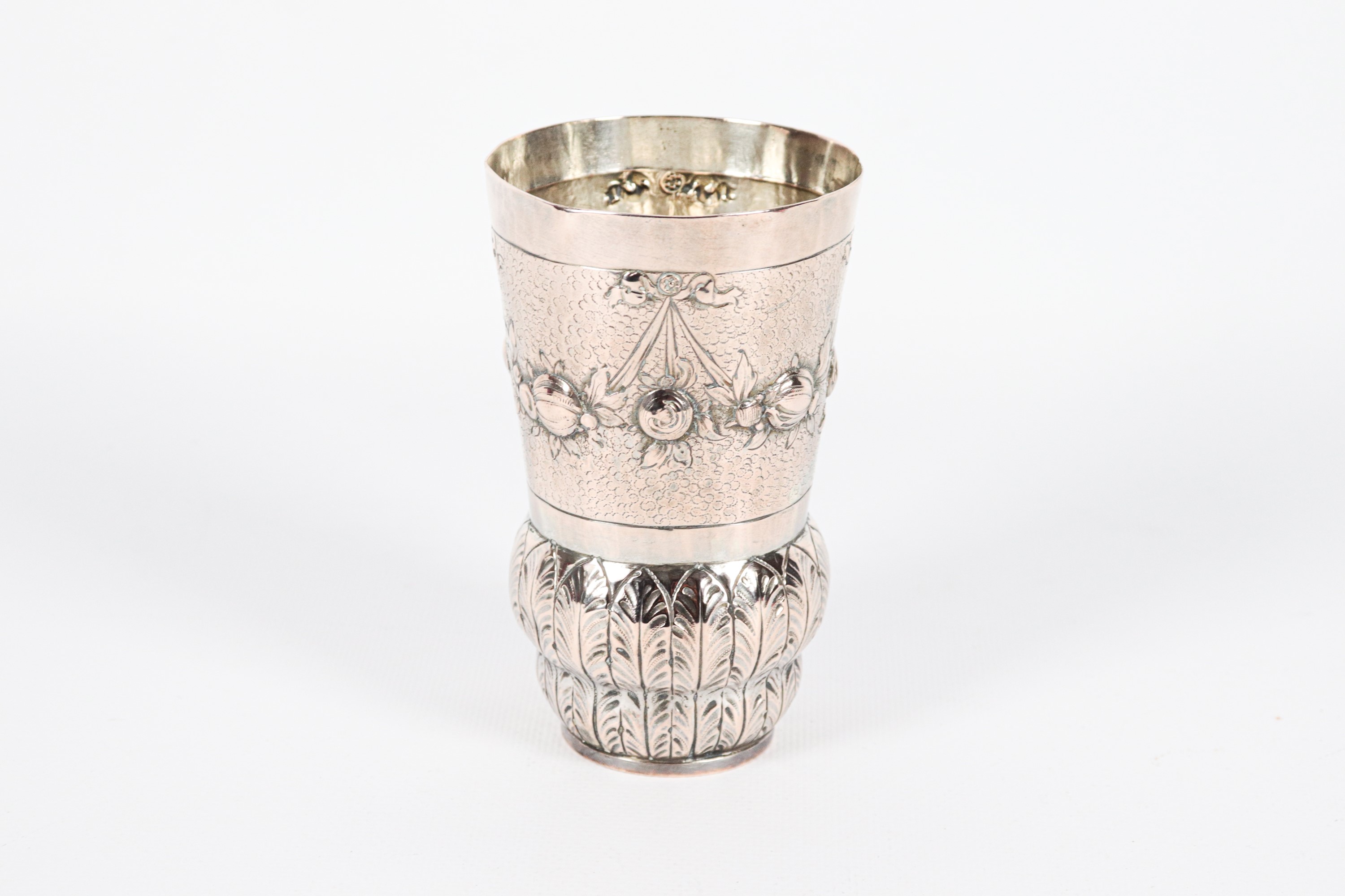 Antico bicchiere in metallo argentato