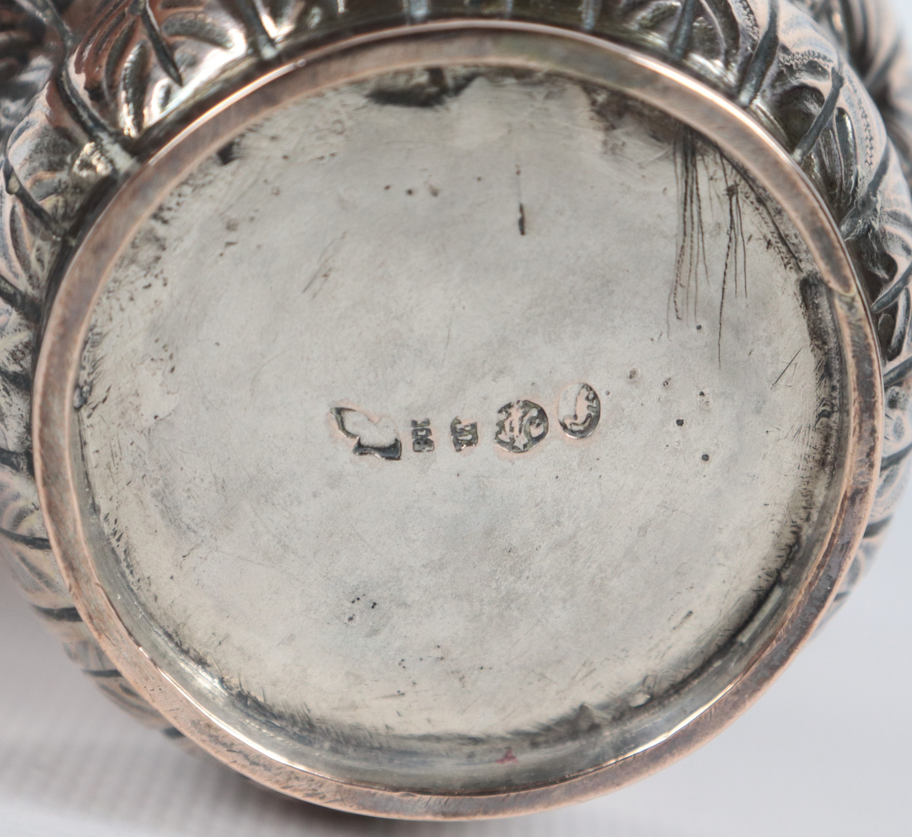 Antico bicchiere in metallo argentato