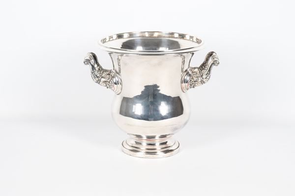 Champagne bucket in silver metal with two chiseled and embossed handles