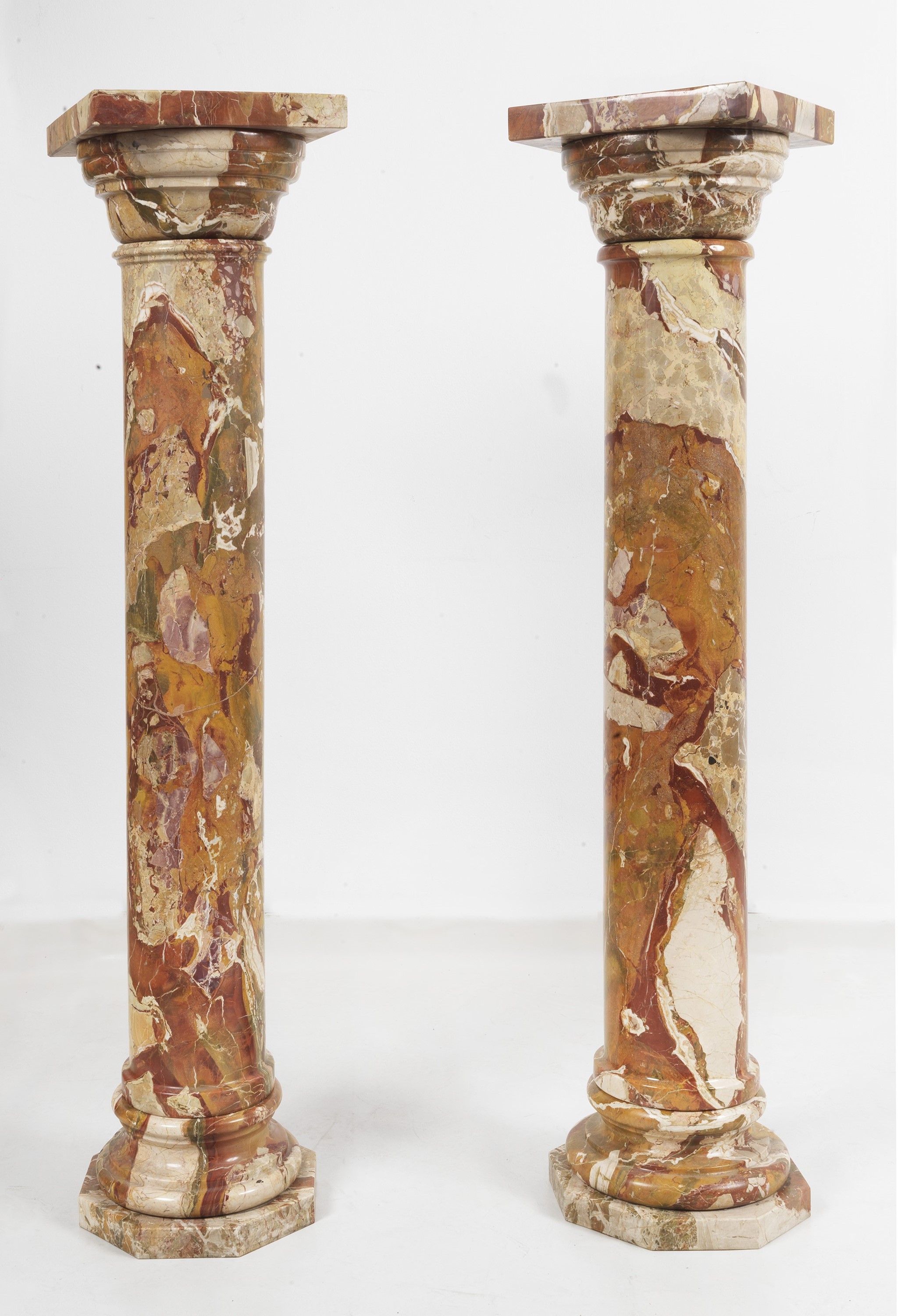 Coppia di colonne in marmo pavonazzetto con capitelli