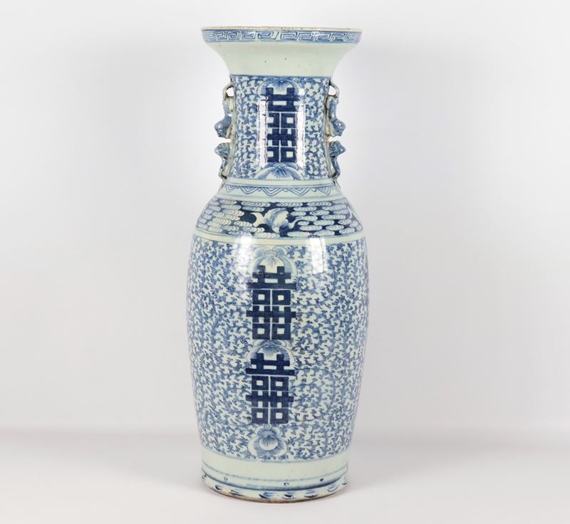 Vaso cinese a tromba in porcellana bianca e blu con ideogrammi. Cina Inizio XX Secolo