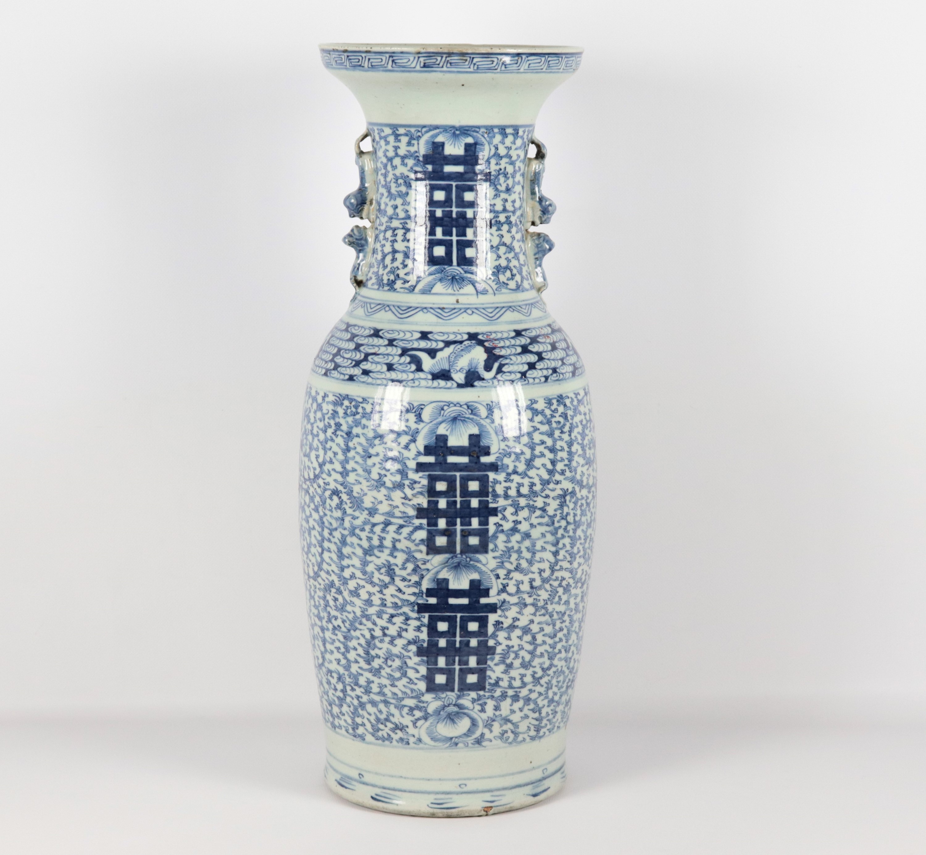 Vaso cinese a tromba in porcellana bianca e blu con ideogrammi. Cina Inizio XX Secolo