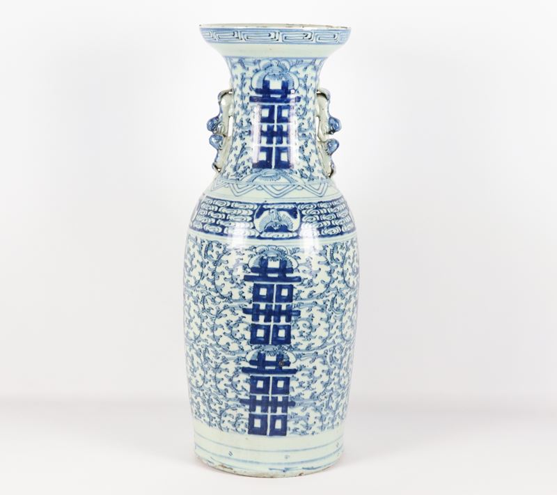 Vaso cinese a tromba in porcellana bianca e blu con ideogrammi. Cina Inizio XX Secolo
