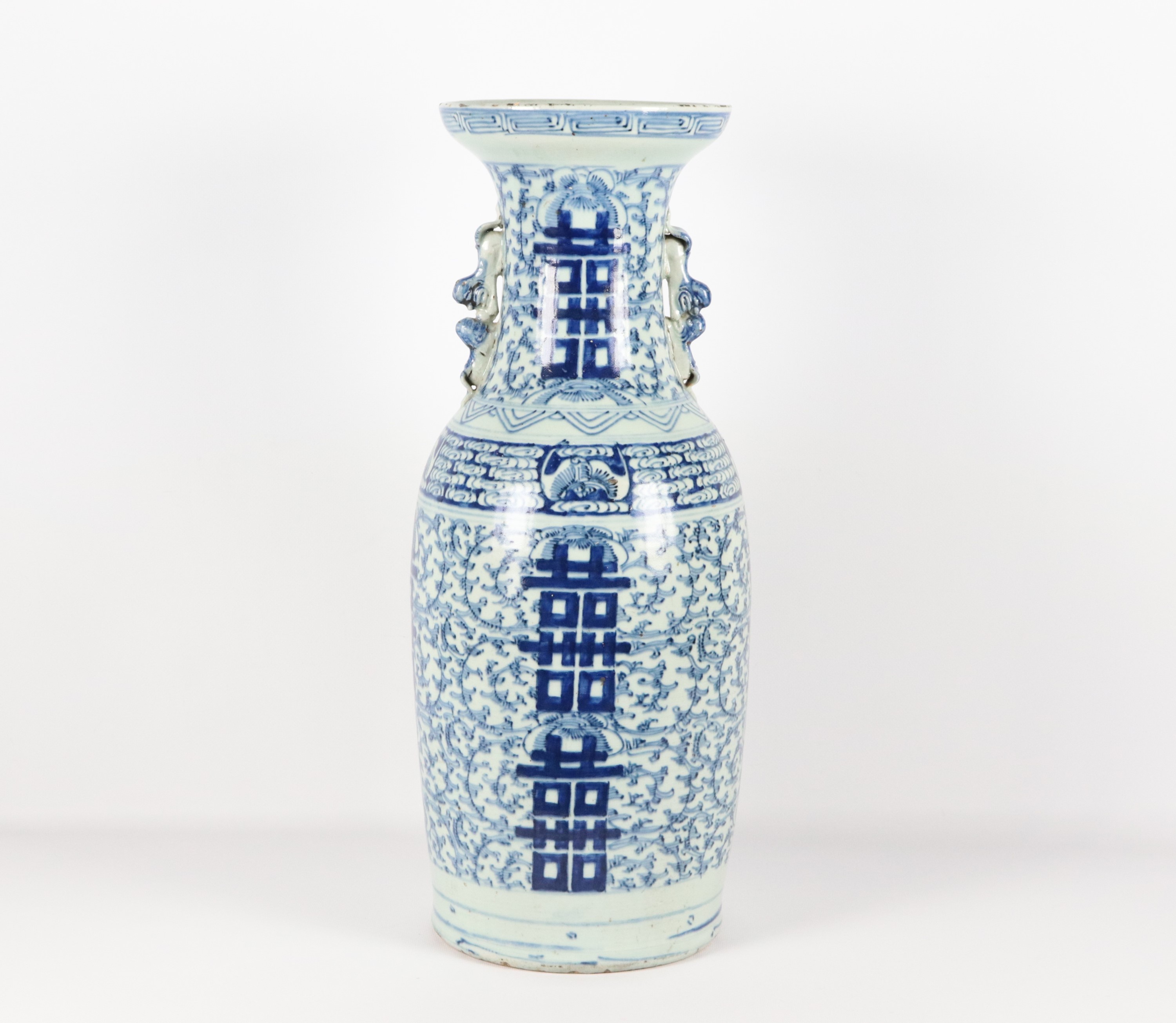 Vaso cinese a tromba in porcellana bianca e blu con ideogrammi. Cina Inizio XX Secolo