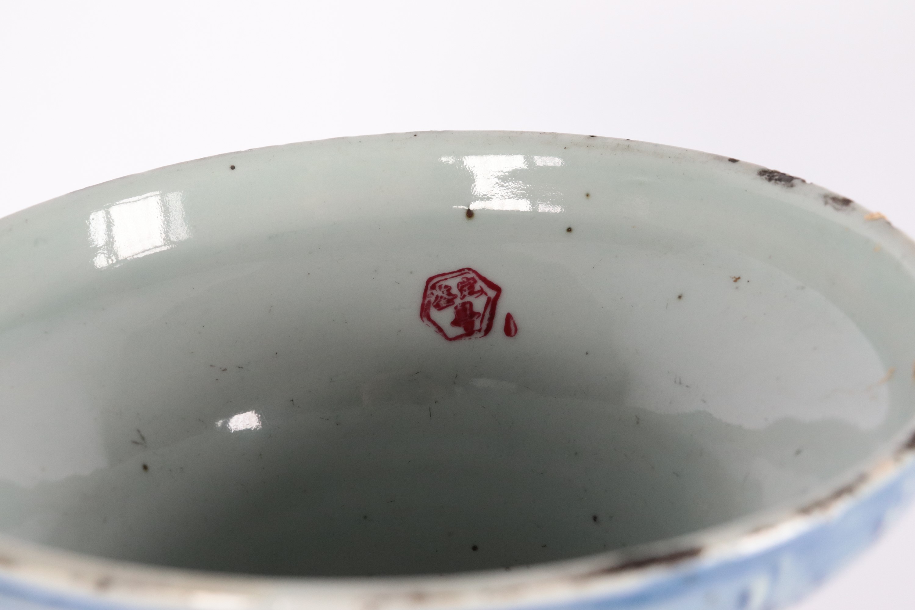 Vaso cinese a tromba in porcellana bianca e blu con ideogrammi. Cina Inizio XX Secolo