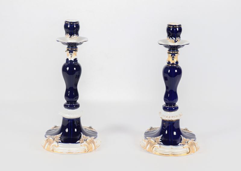 Coppia di antichi candelieri in porcellana di Meissen a fondo blu e bianco con lumeggiature dorat...