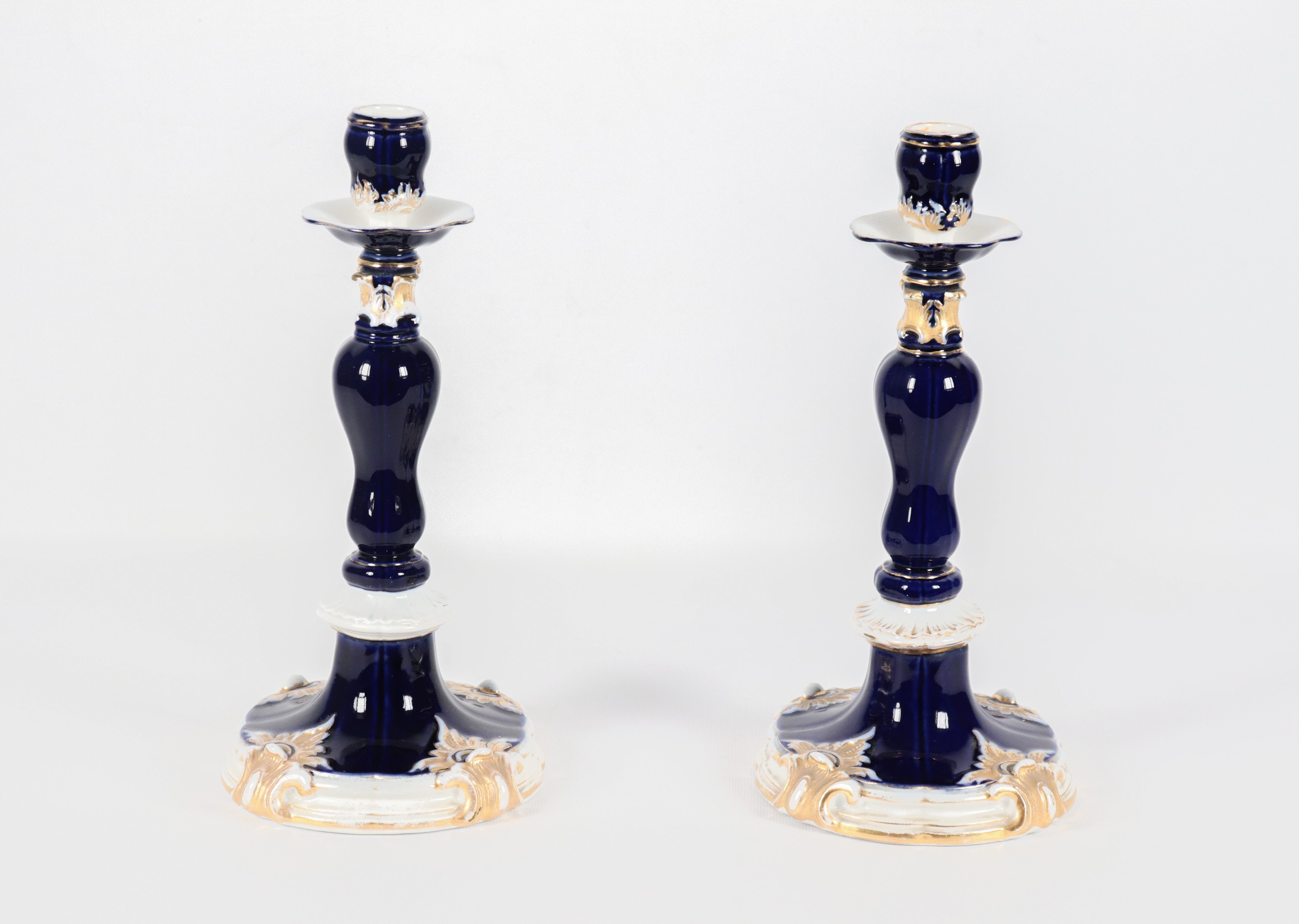 Coppia di antichi candelieri in porcellana di Meissen a fondo blu e bianco con lumeggiature dorat...