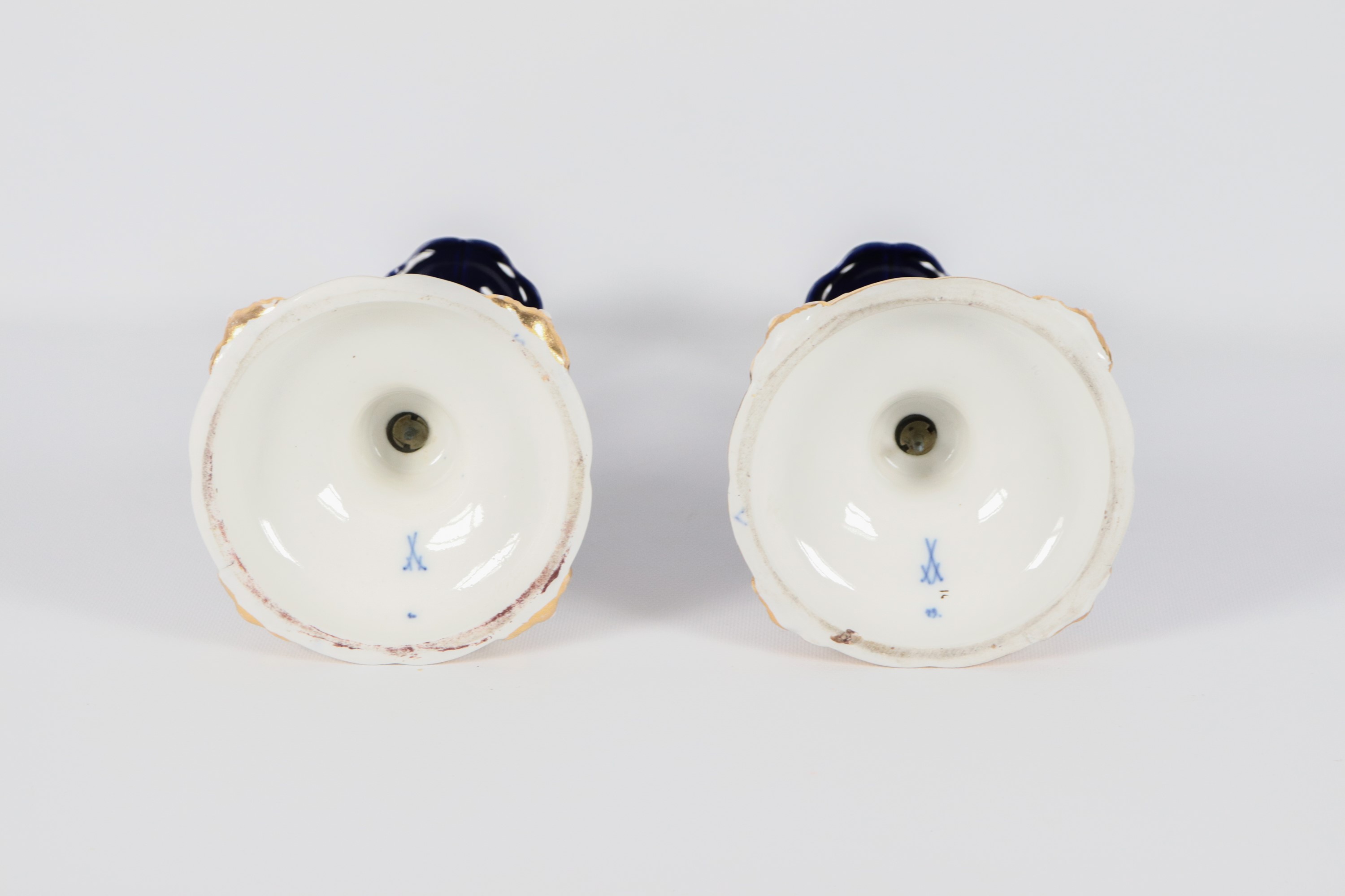 Coppia di antichi candelieri in porcellana di Meissen a fondo blu e bianco con lumeggiature dorat...