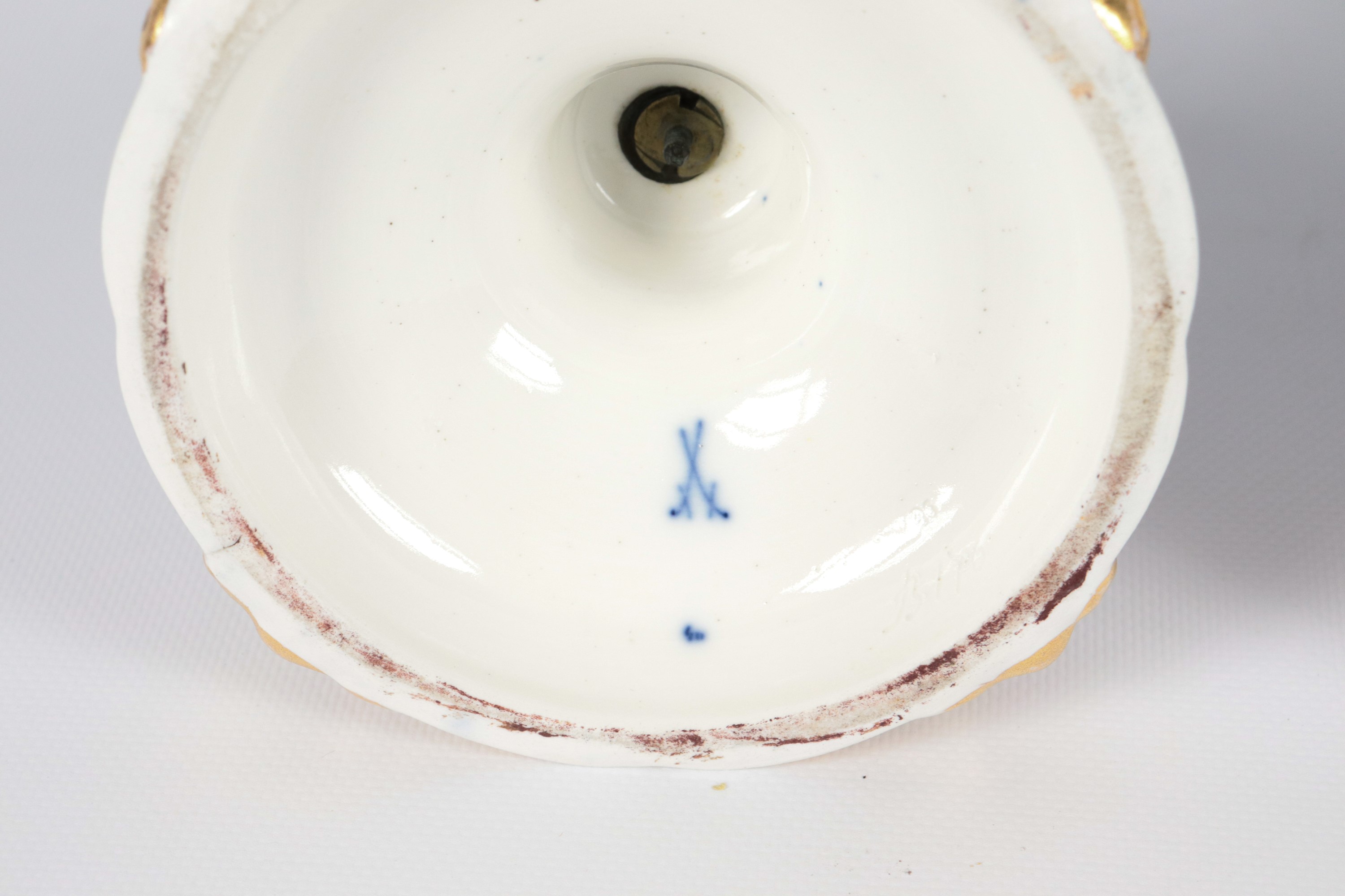 Coppia di antichi candelieri in porcellana di Meissen a fondo blu e bianco con lumeggiature dorat...