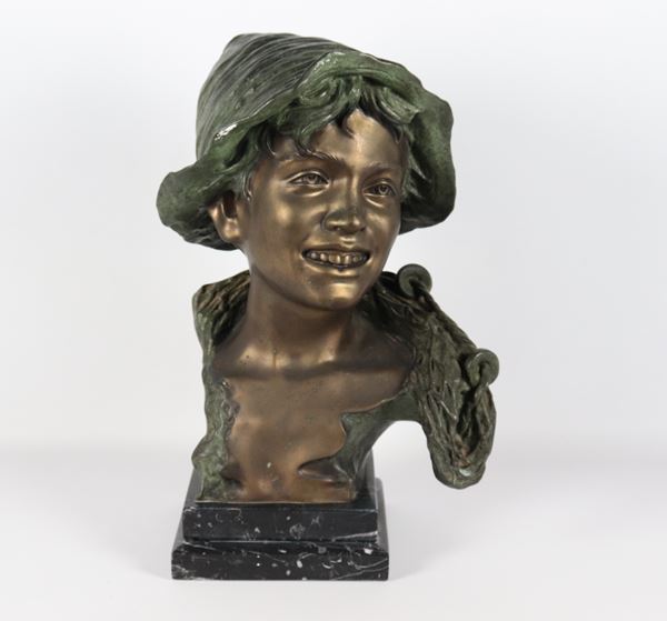 "Pescatorello", busto in bronzo sorretto da base quadrangolare in marmo. Firmato