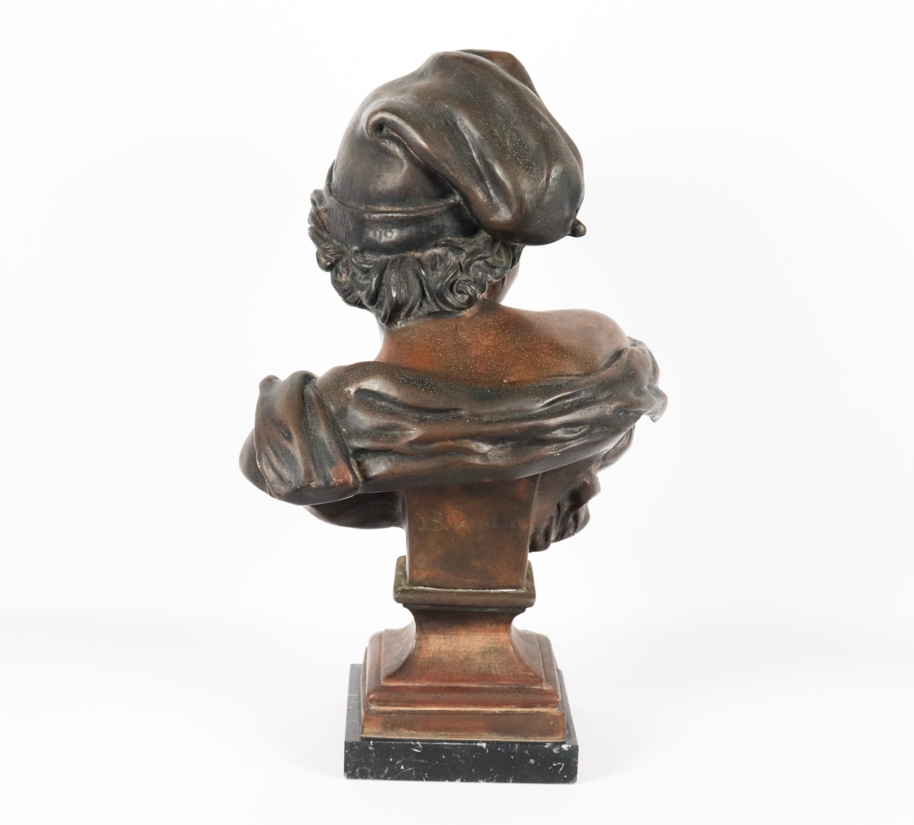 "Scugnizzo sorridente", busto in bronzo sorretto da base quadrangolare in marmo. Firmato