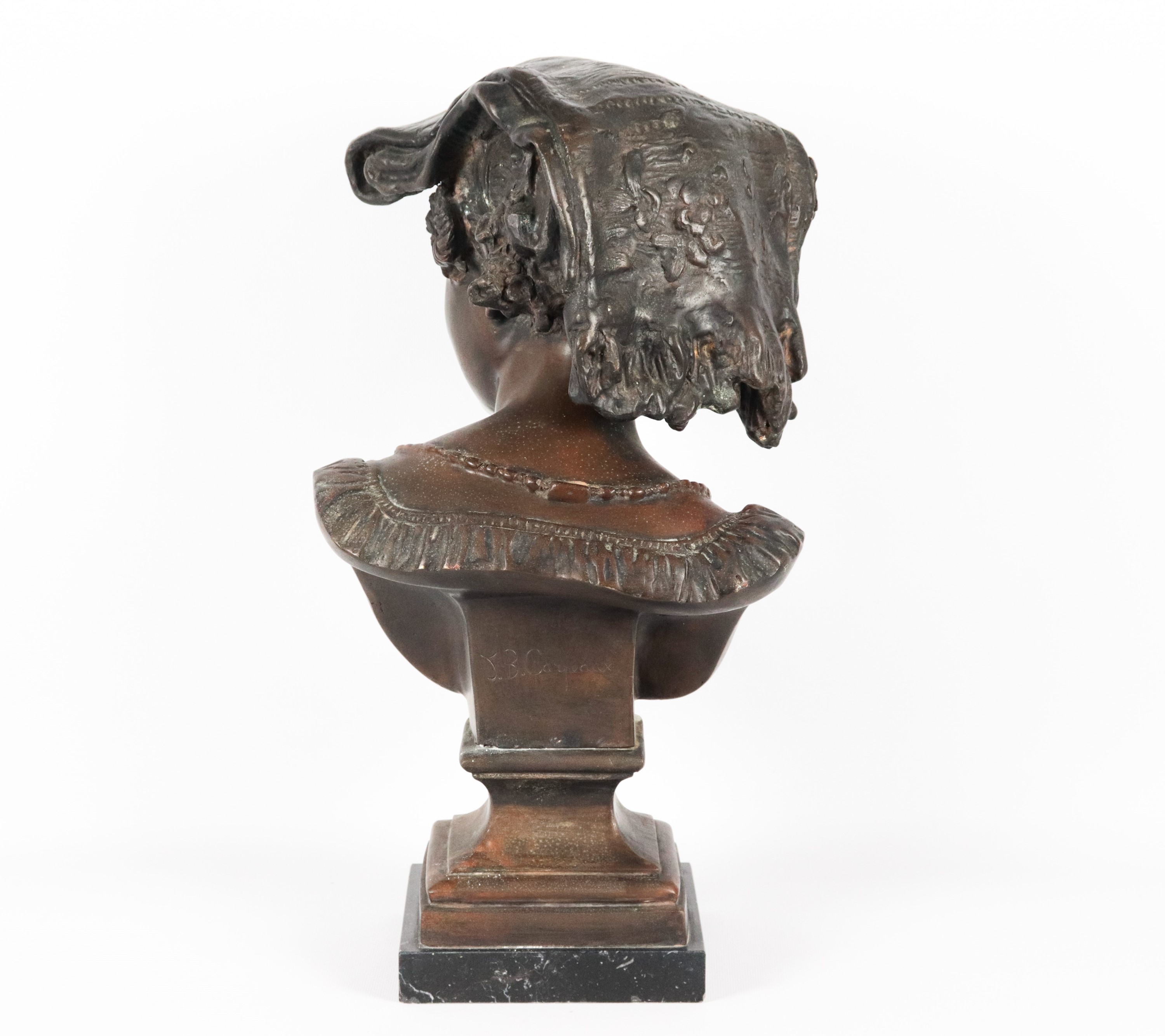 "La Ridente napoletana", busto in bronzo sorretto da base quadrangolare in marmo. Firmato