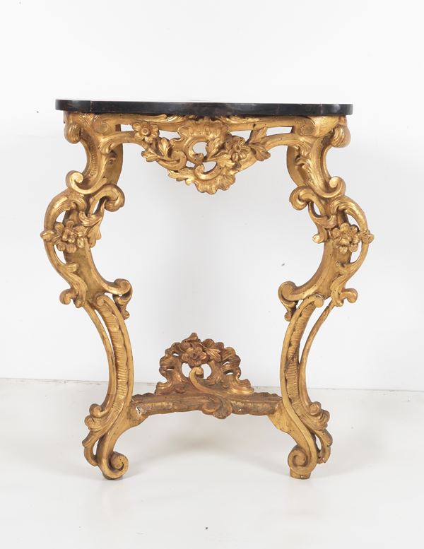 Antique Roman corner console in Louis XV style, in gilded wood and carved with scroll, leaf and flower motifs, faux marble top