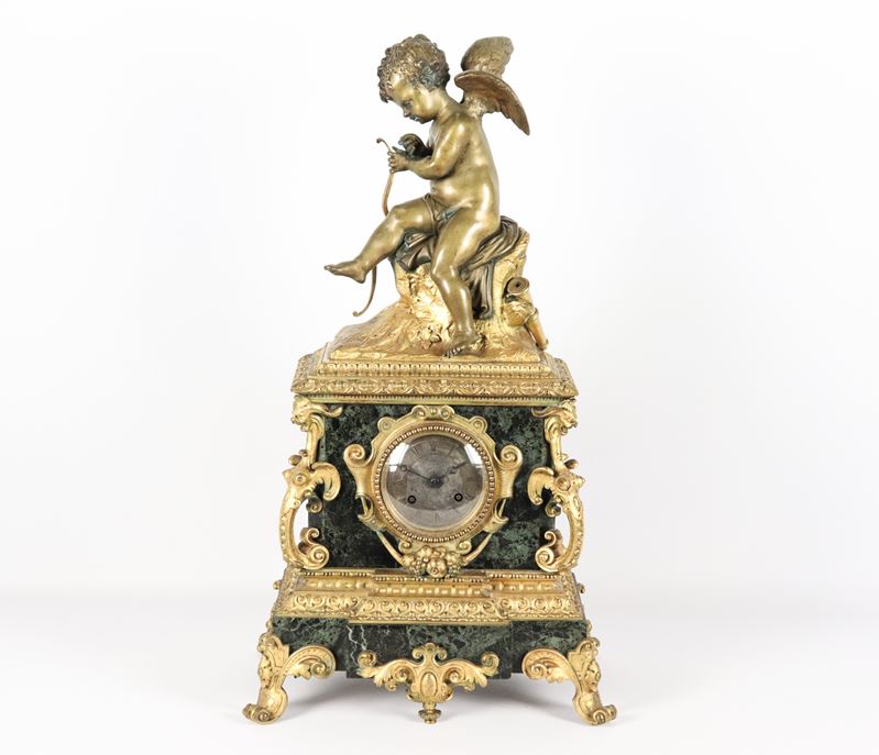 Antica pendola francese in marmo verde delle Alpi e bronzo dorato, sbalzato e cesellato, nella pa...