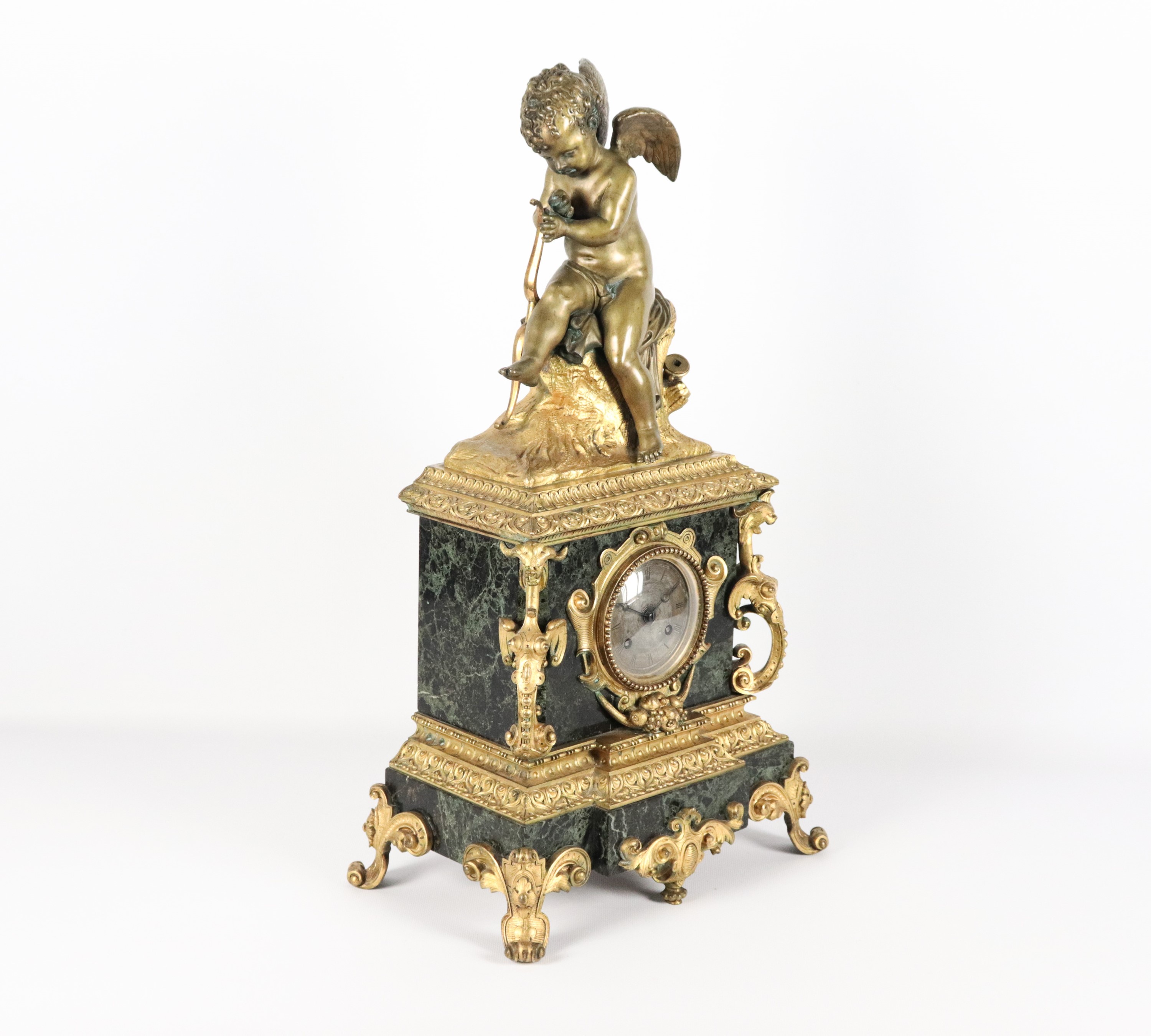 Antica pendola francese in marmo verde delle Alpi e bronzo dorato, sbalzato e cesellato, nella pa...