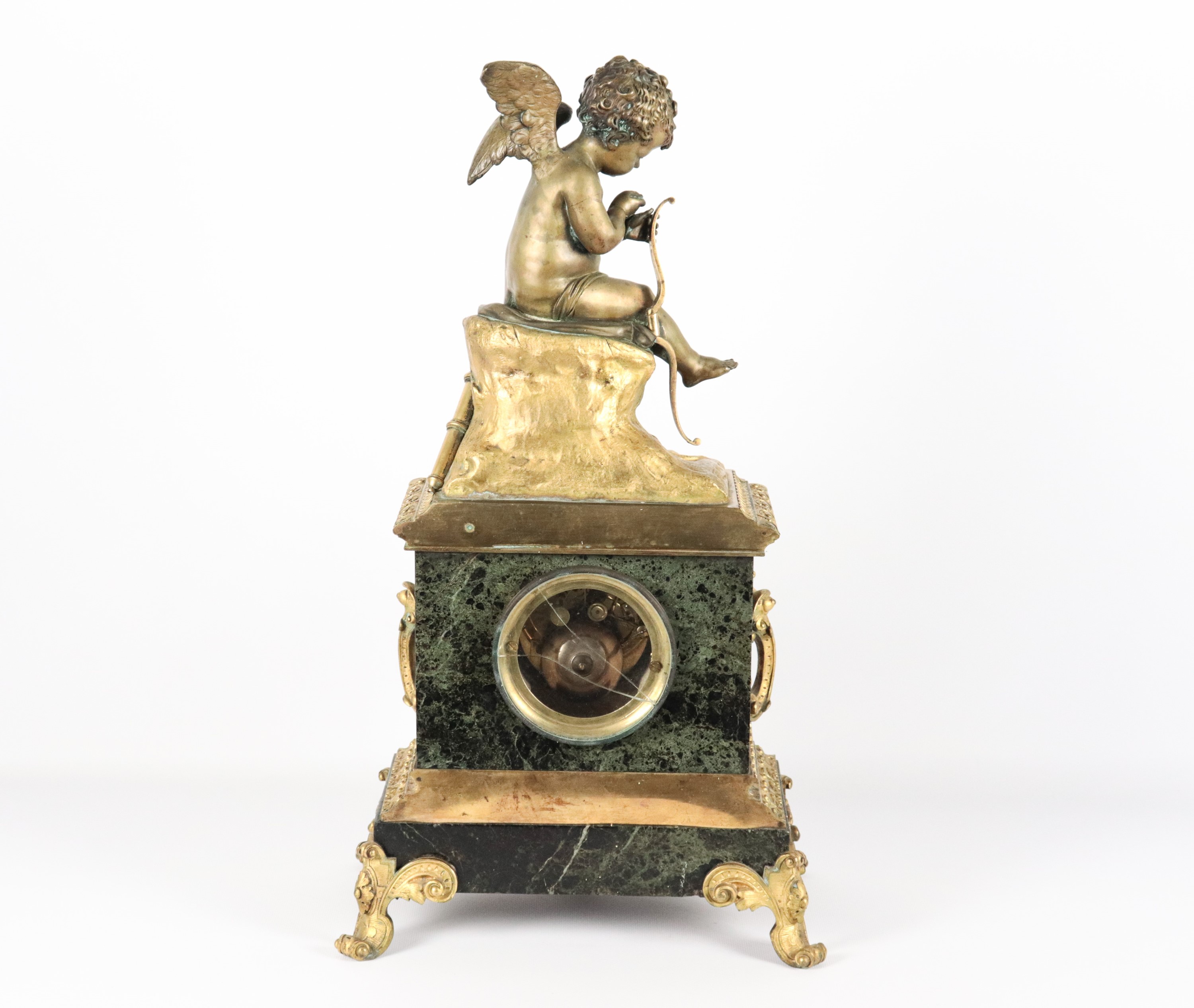 Antica pendola francese in marmo verde delle Alpi e bronzo dorato, sbalzato e cesellato, nella pa...