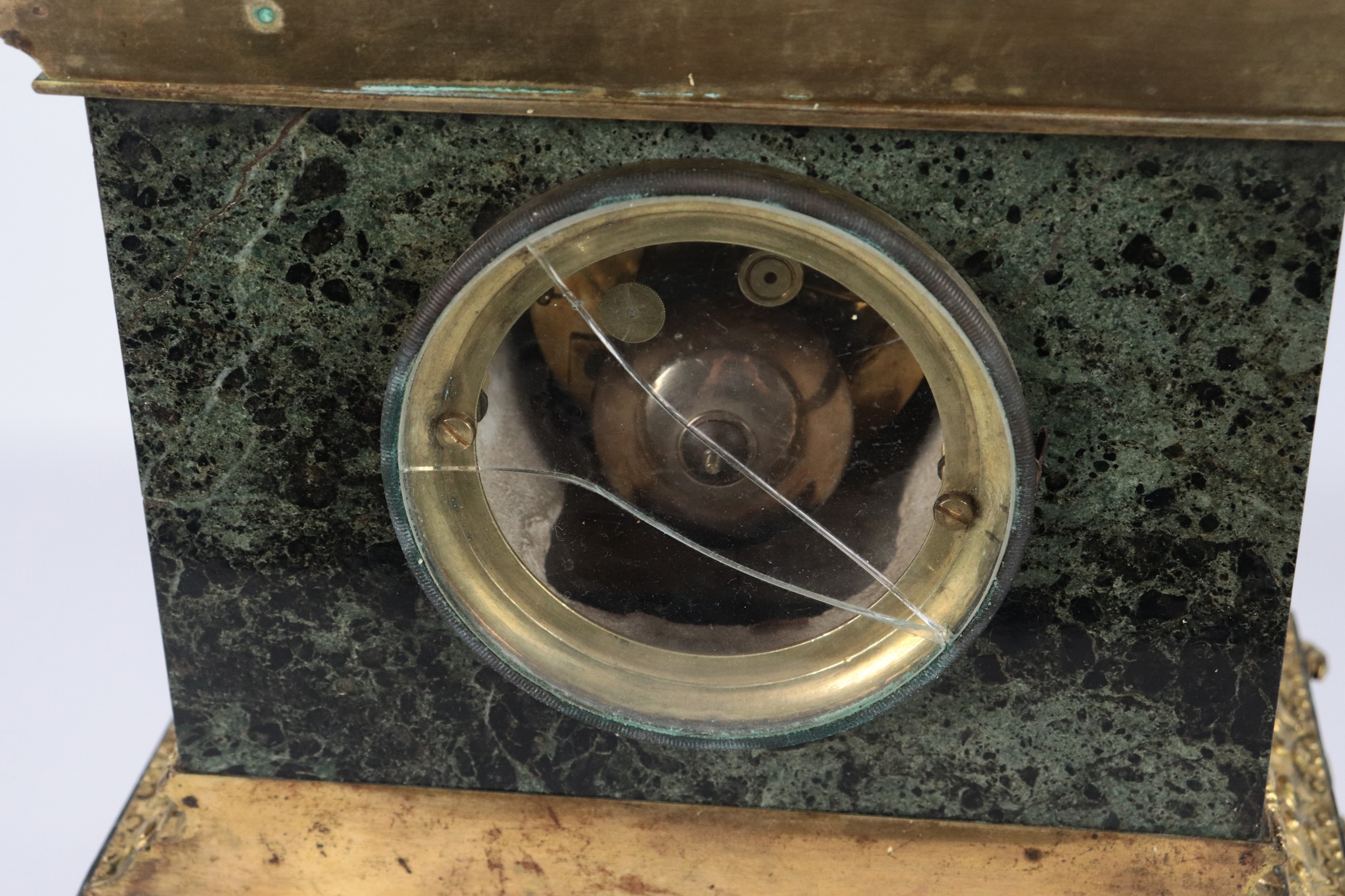 Antica pendola francese in marmo verde delle Alpi e bronzo dorato, sbalzato e cesellato, nella pa...