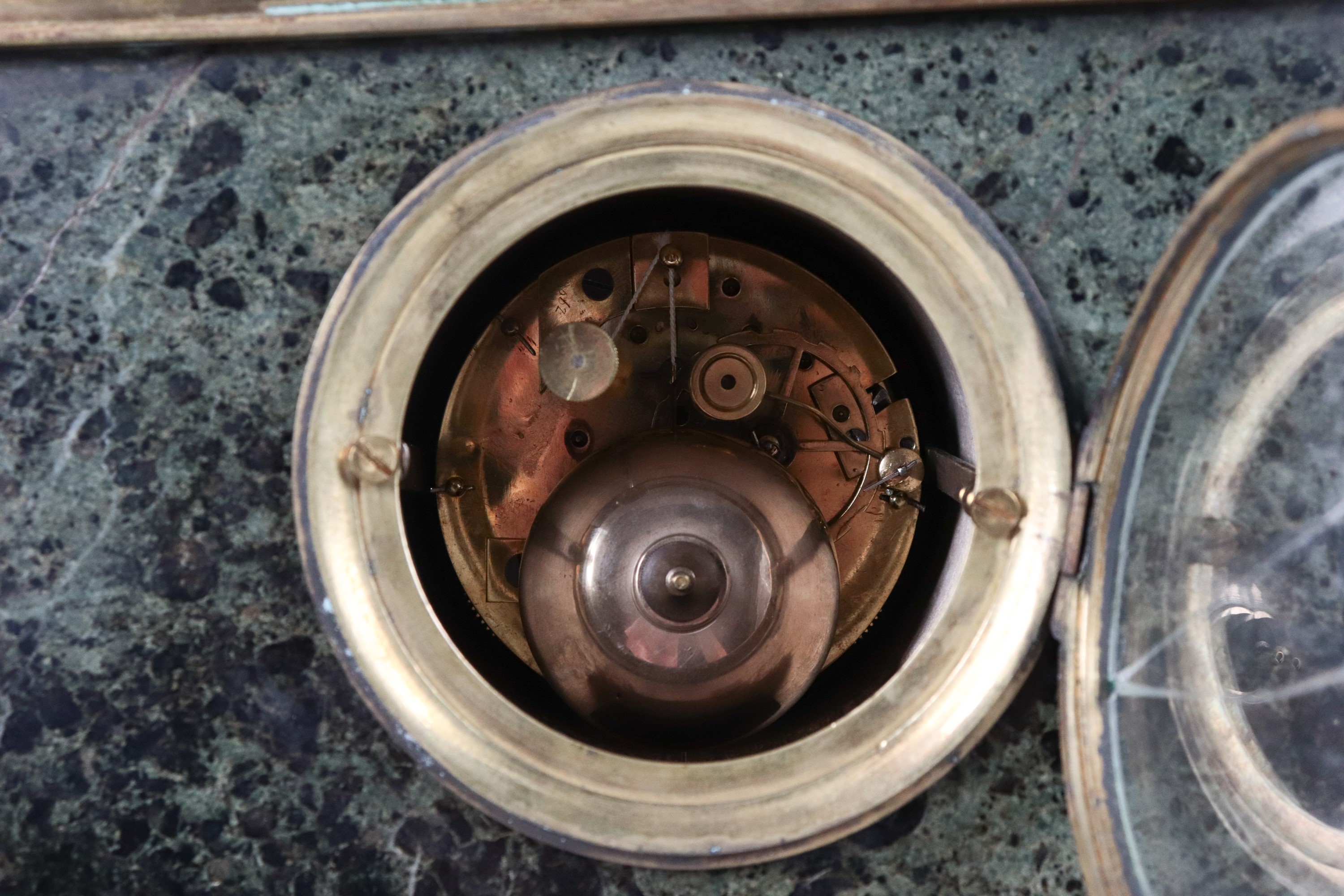 Antica pendola francese in marmo verde delle Alpi e bronzo dorato, sbalzato e cesellato, nella pa...