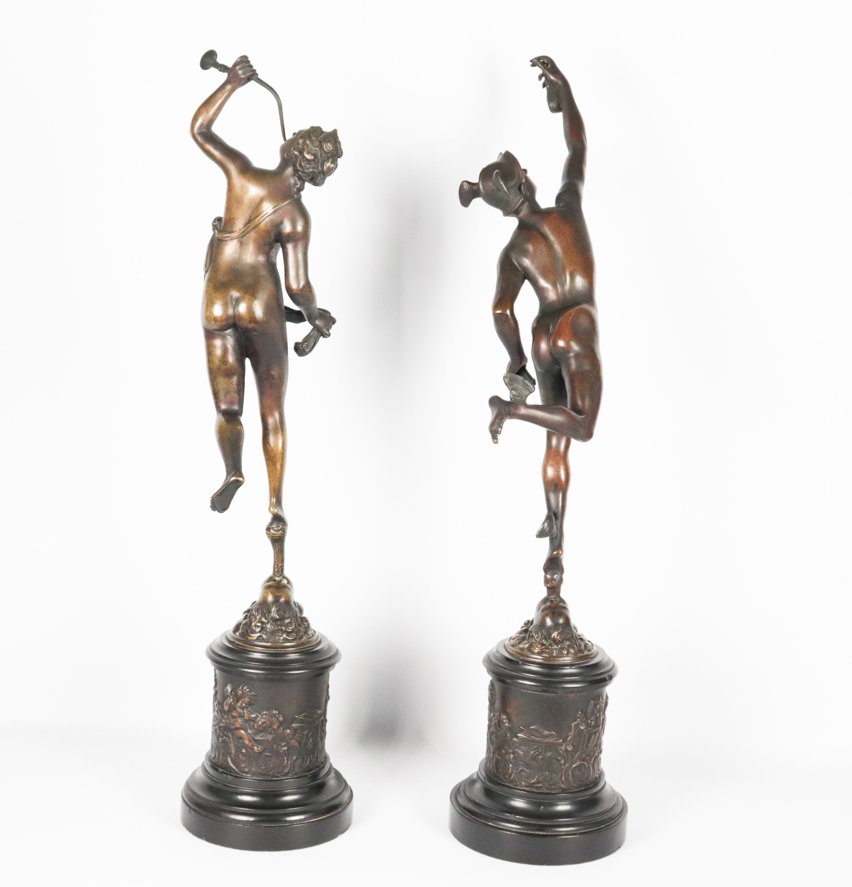 "Mercurio e Vestale con tromba", coppia di antiche sculture francesi in bronzo cesellato e sbalza...