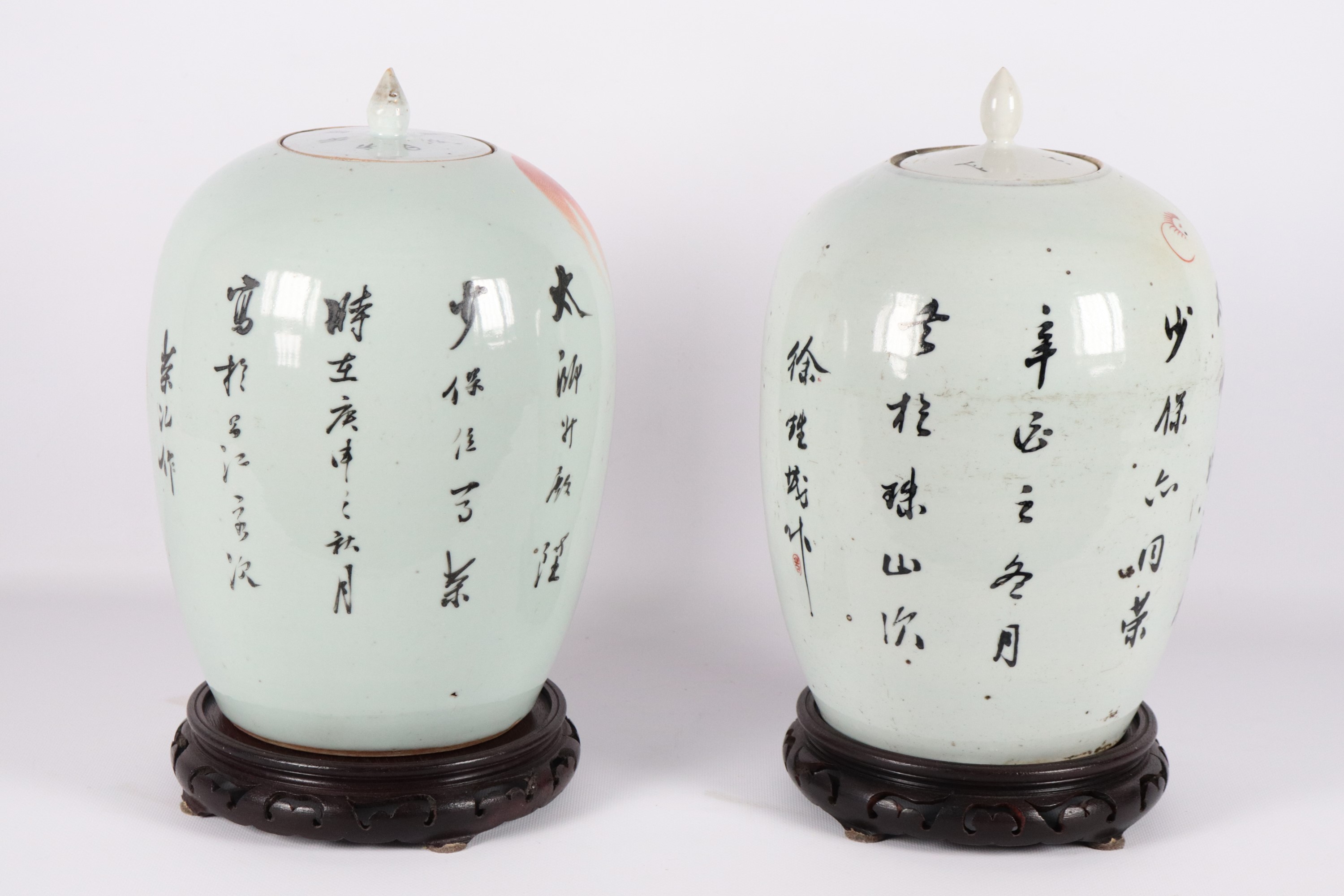 Coppia di vasi a smalti policromi raff.nti cani di Pho e iscrizioni, annesse basette in teak. Cin...