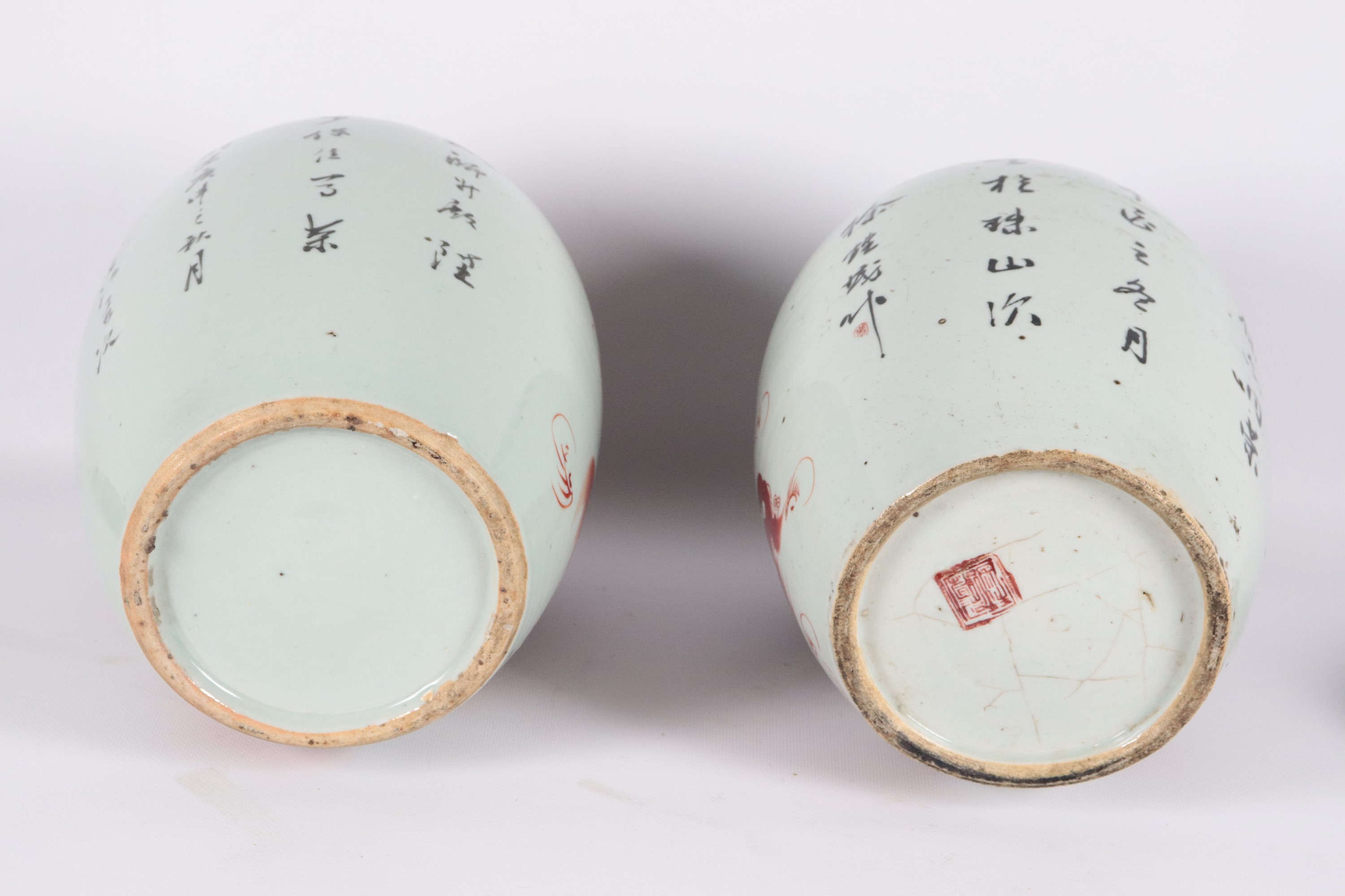 Coppia di vasi a smalti policromi raff.nti cani di Pho e iscrizioni, annesse basette in teak. Cin...