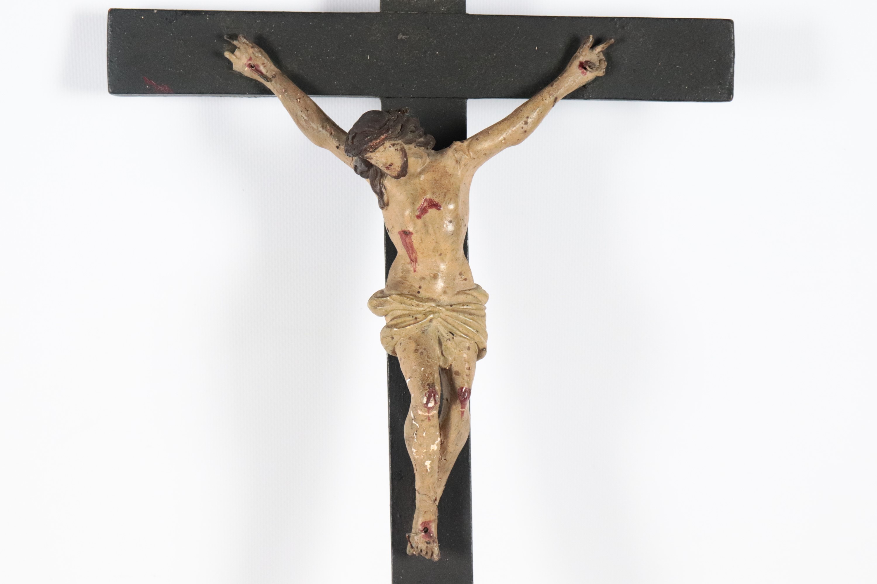 Antico crocifisso in cartapesta laccata e policromata. Lievi difetti e qualche mancanza