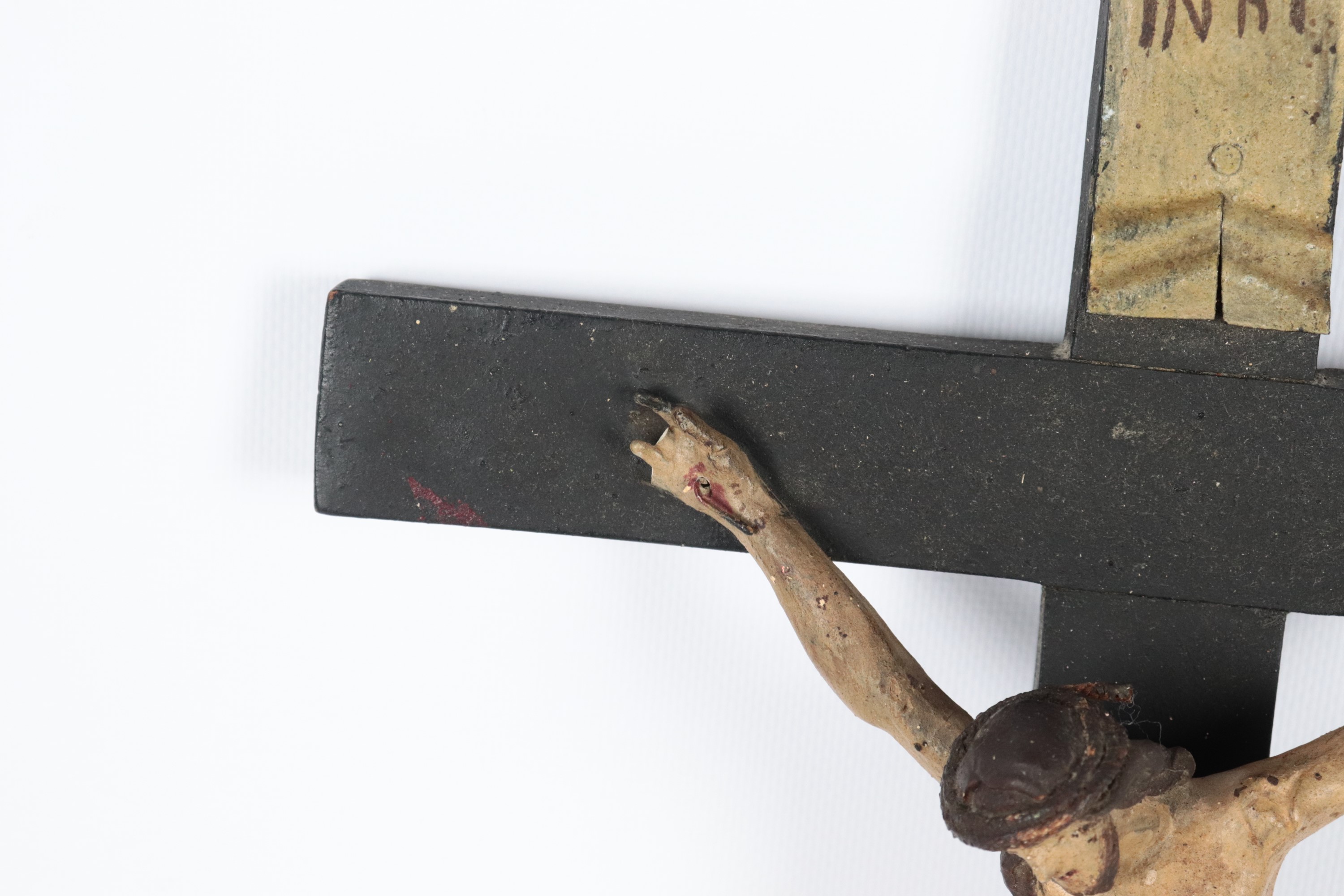 Antico crocifisso in cartapesta laccata e policromata. Lievi difetti e qualche mancanza