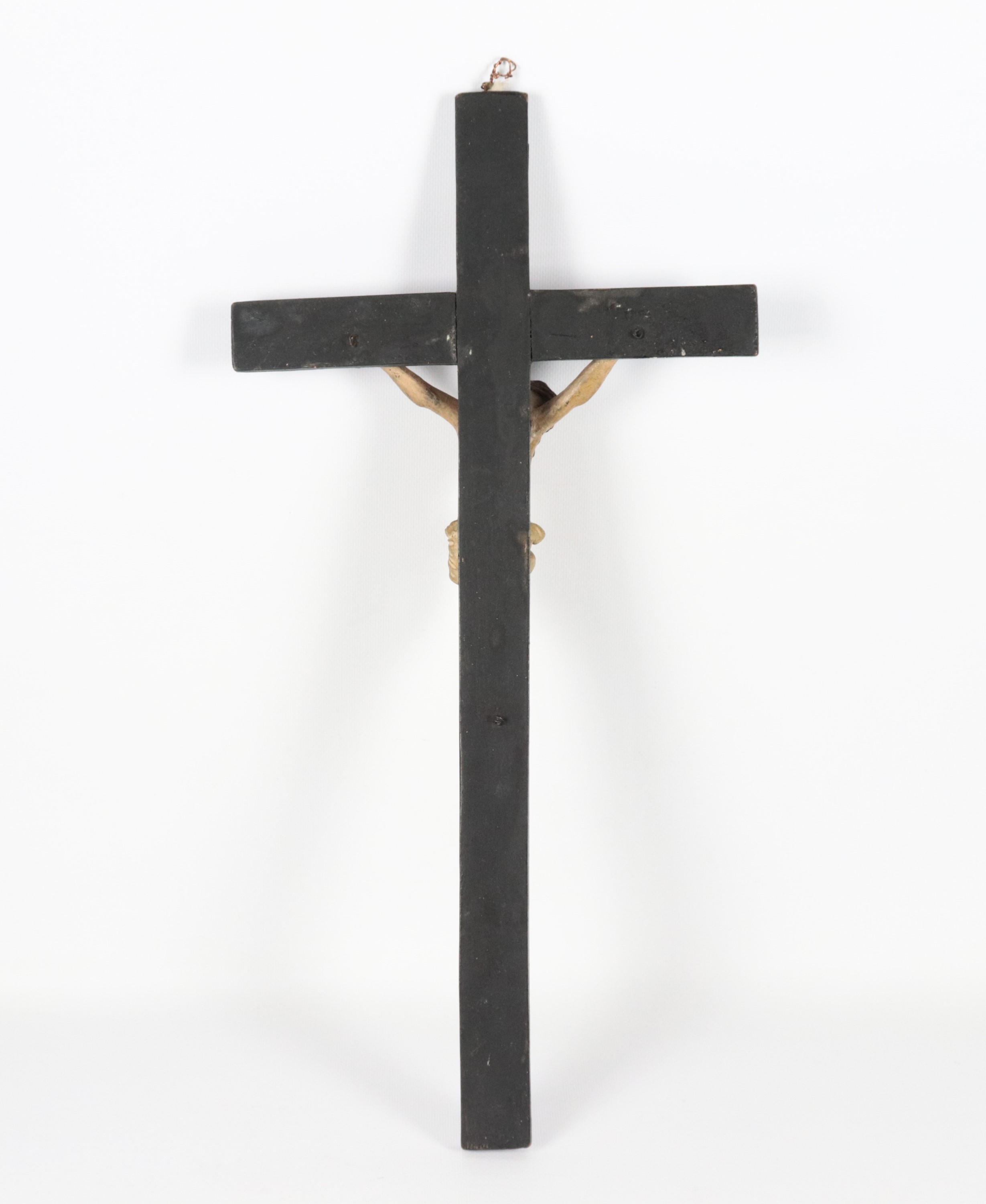 Antico crocifisso in cartapesta laccata e policromata. Lievi difetti e qualche mancanza