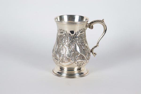 Small silver mug, chiseled and embossed with leaf and flower motifs, curved handle, 390 gr.