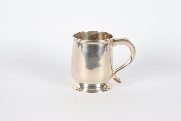 Small English tankard, George V era, in smooth silver with curved handle. Birmingham 1921 stamps, gr. 190