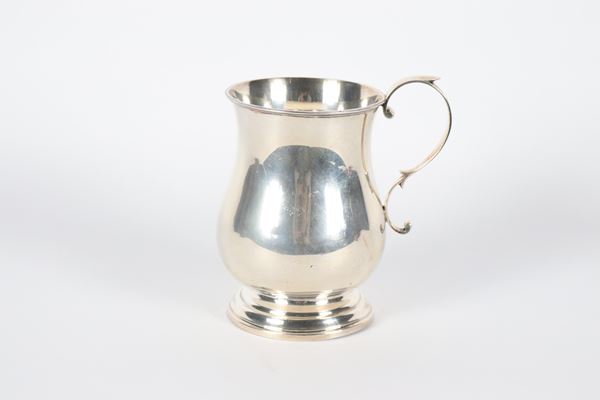 Small English tankard, Queen Victoria period, in smooth silver with curved handle. London 1897 hallmarks, gr. 320