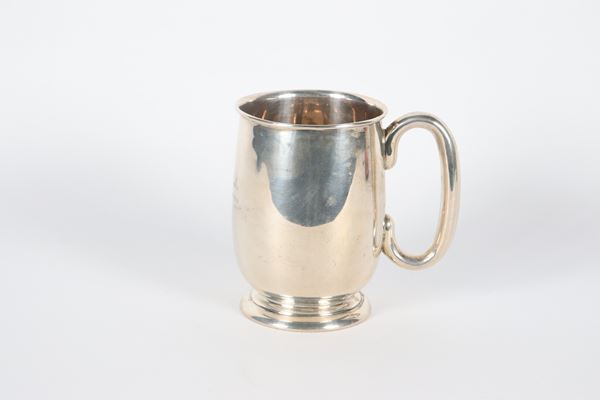 Small English tankard in smooth silver with oval shaped handle. Sheffield 1956 stamps, gr. 290