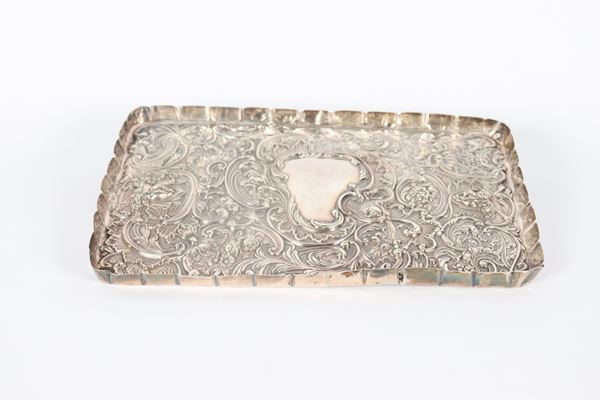 Antique English rectangular silver mail tray from the Queen Victoria period, entirely chiselled and embossed with scroll and floral interweaving motifs with a high shaped edge. London 1900 stamps. Small defect on part of the edge, 210 g.