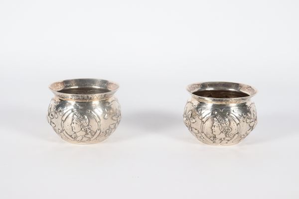 Pair of antique English salt cellars, Queen Victoria period, in chased and embossed silver with medallion motifs with mythological figures and intertwined leaves. Sheffield 1894 stamps, gr. 190