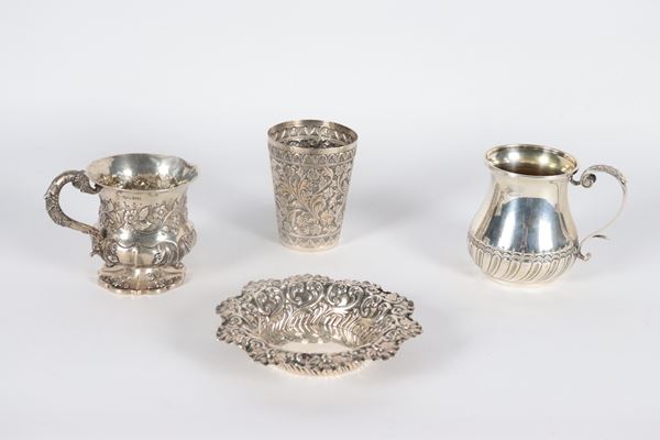 Lot in English and Oriental chiseled and embossed silver of: two small mugs, a glass and a small round centrepiece (4 pcs), gr. 420