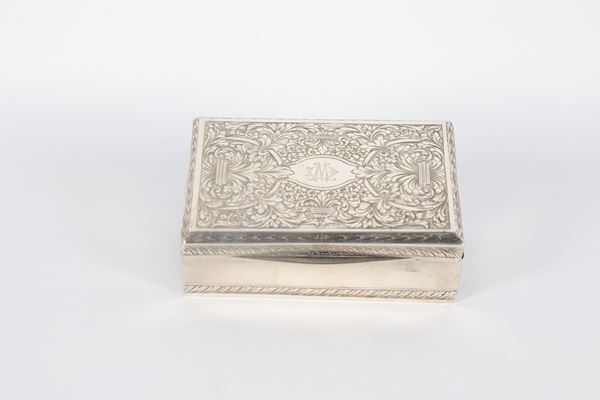 Cigarette box in silver and wood, rectangular shape, chiseled and embossed with floral scrollwork motifs and monogram on the lid, gr. 150