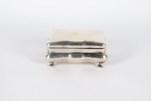 Antique small jewellery box in chiseled and embossed silver, supported by four curved feet, 230 g