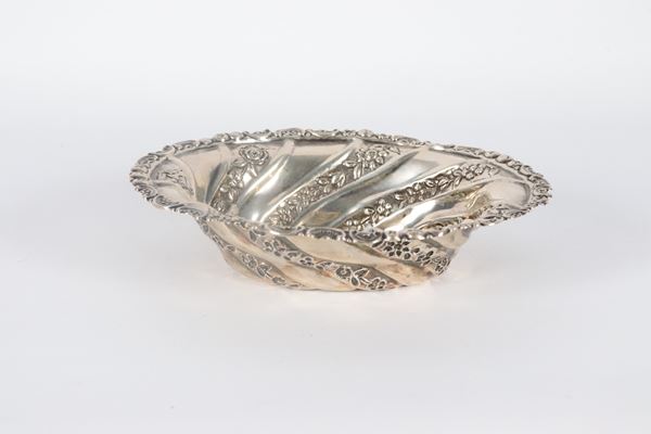 Small round oriental silver centrepiece, chiseled and embossed with fruit and flower motifs, 160 g