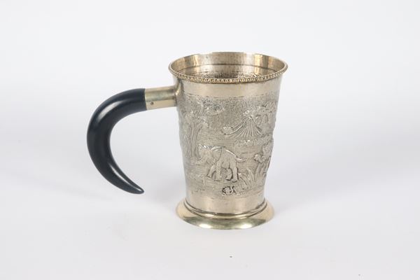 Indian silver tankard from the Colonial Period, entirely chiseled and embossed with motifs of elephants, figures and camels, ebonized horn-shaped handle, 130 g.