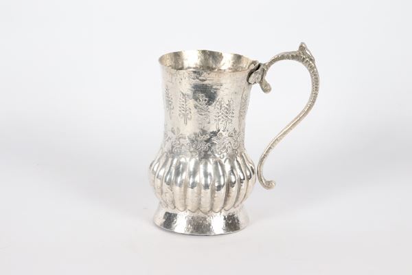 Low-grade Indian silver mug, chiseled and embossed with leaf and tree motifs, approx. 390 g