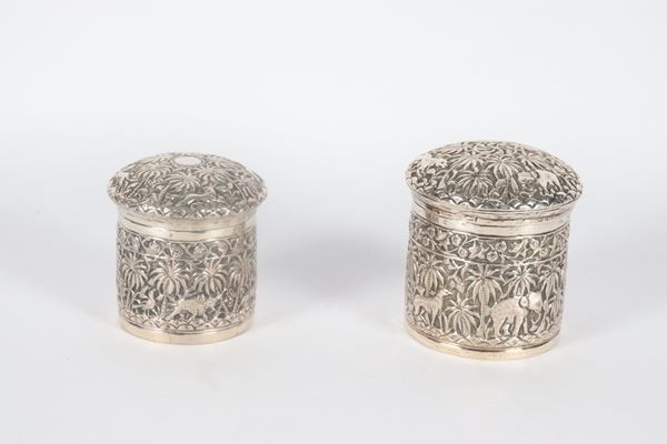 Lot of two oriental round silver boxes, entirely chiselled and embossed with palm and animal motifs, 220 g.