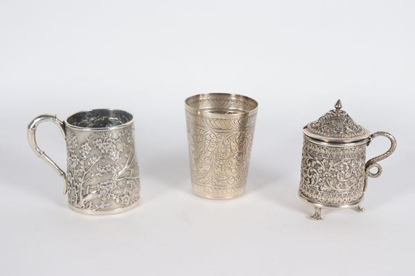 Lot in oriental silver, chiseled and embossed, of: a small jug, a small jar and a mustard jar missing the crystal bowl (3 pieces), 350 gr.