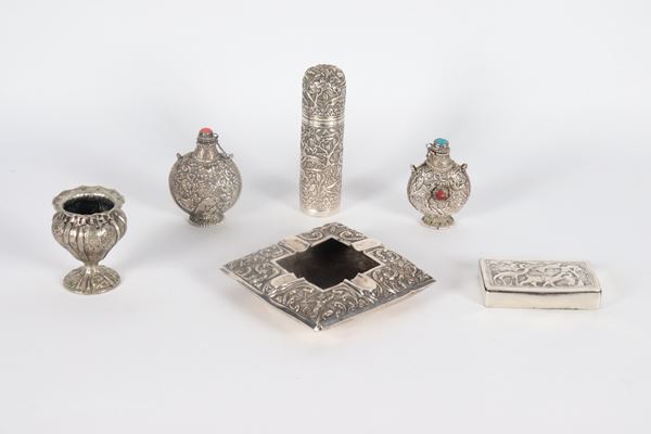 Lot in chiseled and embossed silver of: a cigar case, two perfume holders, a jar, a snuffbox and an ashtray (6 pcs), gr. 300