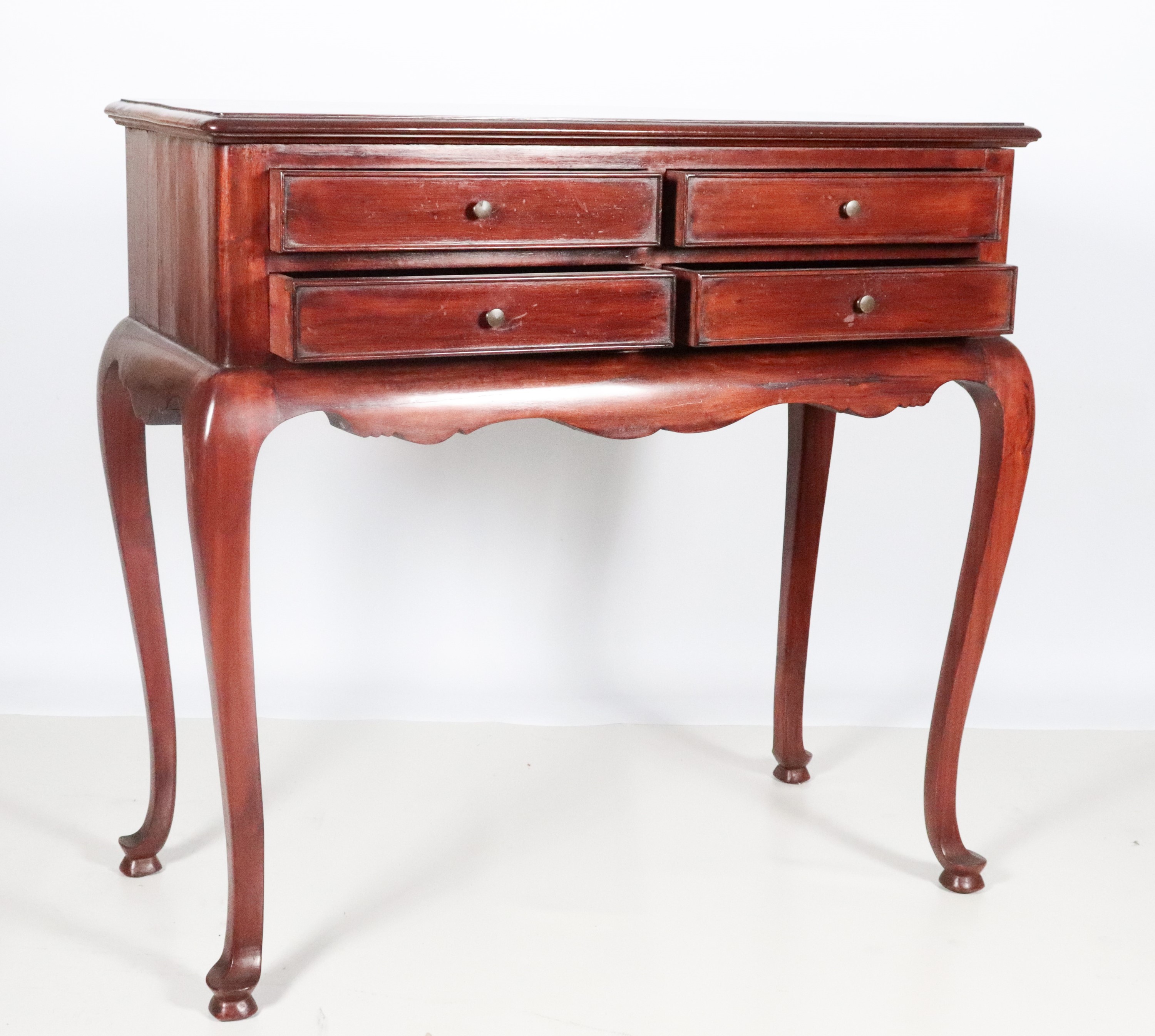 Mobile portaposate in mogano con quattro tiretti e gambe ricurve