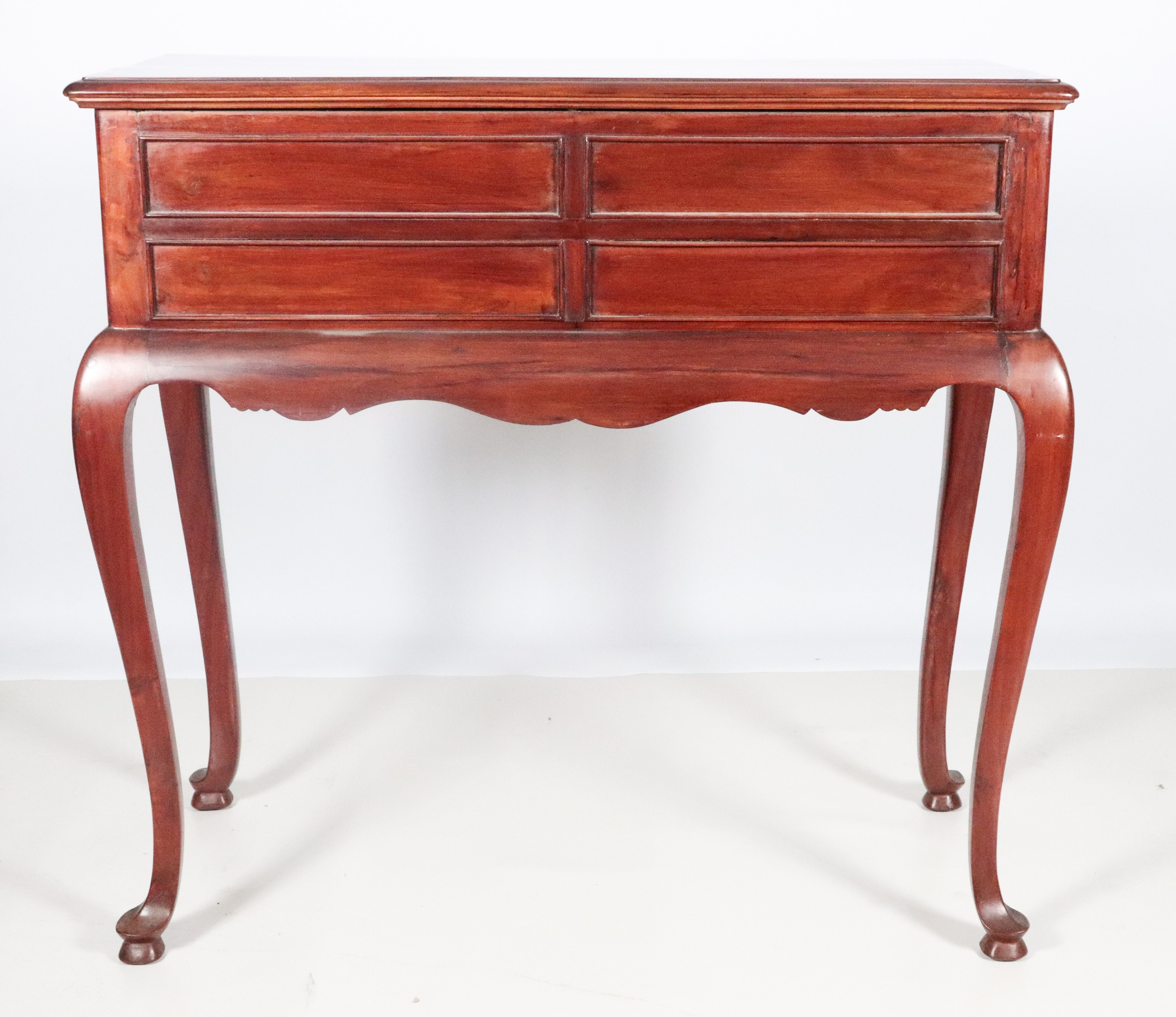 Mobile portaposate in mogano con quattro tiretti e gambe ricurve