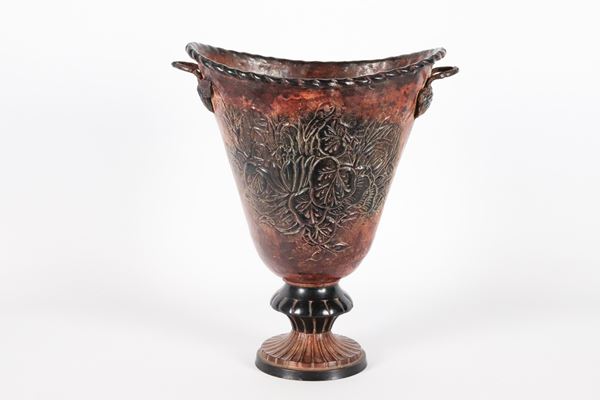 Vaso francese liberty in rame decorato, cesellato e sbalzato a motivi di rami e fiori