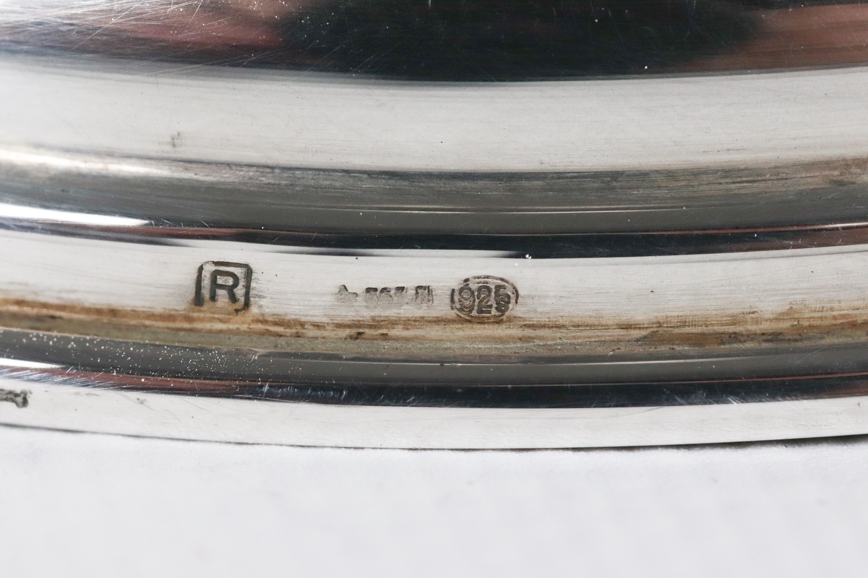 Coppia di candelieri in argento Titolo 925, cesellato e sbalzato a motivi Impero, gr. 100